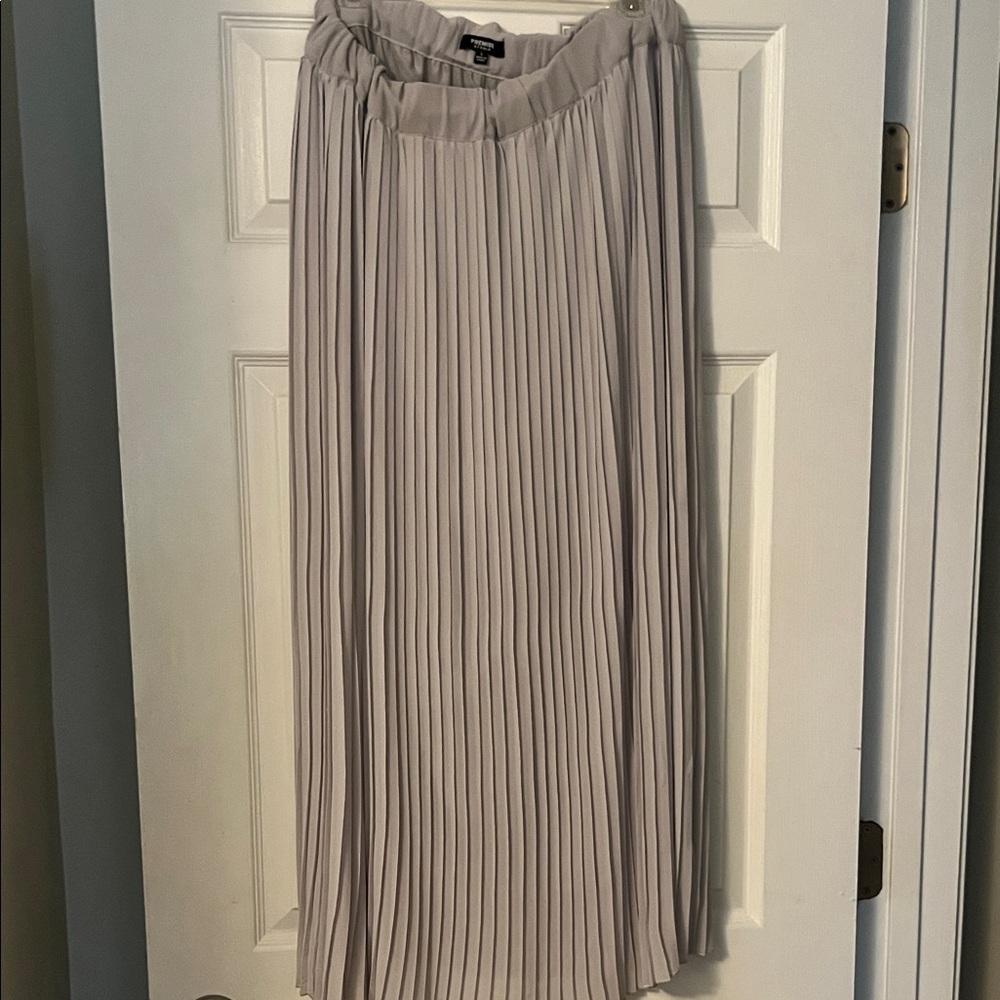 Elegant Gray Pleated Skirt